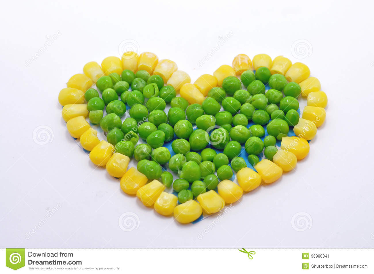 corazón-hecho-de-los-guisantes-y-del-maíz-dulce-36988341
